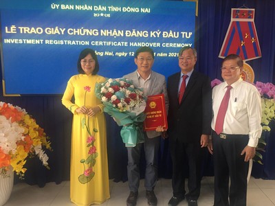 Ông Cao Tiến Dũng, Chủ tịch UBND tỉnh Đồng Nai (đứng thứ 2 từ bên phải) trao giấy phép, chụp ảnh lưu niệm với nhà đầu tư.