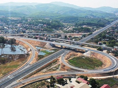 Nút giao Việt Hưng nối với cao tốc Hạ Long - Vân Đồn. Ảnh: Đỗ Phương.