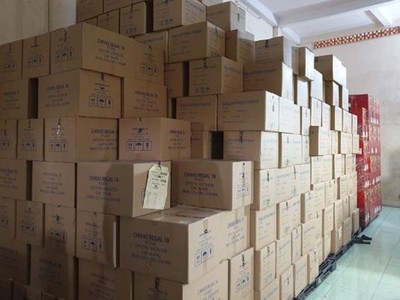 Những thùng rượu ngoại nhập lậu bị phát hiện tại kho hàng của Công ty Đại Lợi