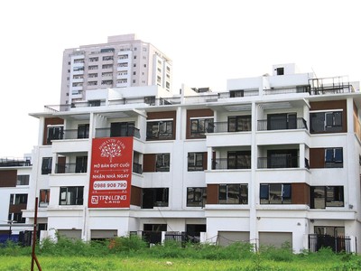 Chủ đầu tư phải gánh nhiều loại thuế, phí nên giá nhà khó giảm. Ảnh: Thành Nguyễn