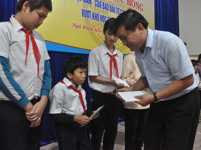 Báo Đầu tư tiếp tục trao học bổng “Vì trẻ em Việt Nam” tại Đà Nẵng