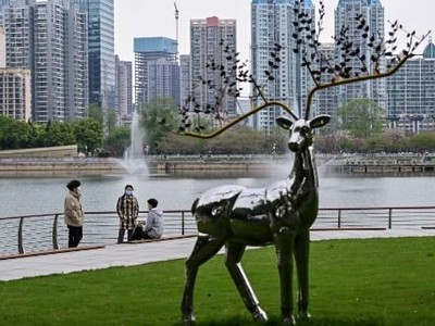 Giới trẻ đeo khẩu trang tụ tập tại một công viên ở thành phố Vũ Hán, tỉnh Hồ Bắc, Trung Quốc. Ảnh tư liệu: AFP