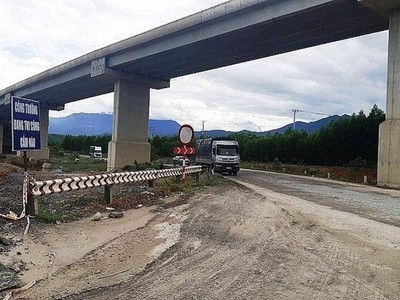 Nhà thầu thi công gặp khó tại đoạn Hòa Liên - Túy Loan (Km66 - Km78) do vướng giải phóng mặt bằng.