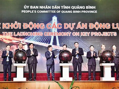 Việc bấm nút khởi động hai dự án trọng điểm có ý nghĩa như một sự khởi đầu cho một chu kỳ phát triển mới của Quảng Bình. Ảnh: Đoàn Bắc