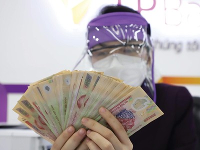 Thưởng tết năm nay của nhân viên ngân hàng không còn xông xênh như mọi năm vì Covid. Ảnh: Dũng Minh