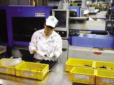 Dây chuyền sản xuất linh kiện phụ trợ của Công ty cổ phần Nhựa Hà Nội (HPC). Ảnh: Đức Thanh