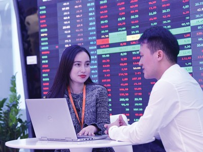 Nhiều nhà đầu tư chứng khoán đã cơ cấu một phần tài sản chứng khoán sang bất động sản. Ảnh: Dũng Minh