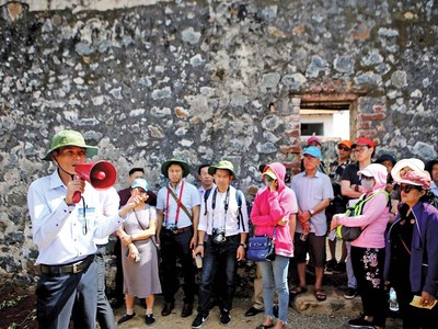Các doanh nghiệp du lịch đẩy mạnh liên kết để vượt qua giai đoạn khó khăn. Trong ảnh: Một tour du lịch tại Côn Đảo