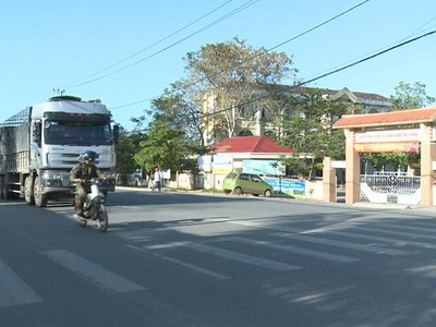 Xe container di chuyển đoạn qua thành phố Đông Hà gây mất an toàn giao thông