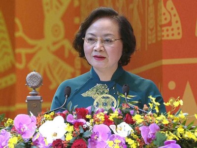 Bà Phạm Thị Thanh Trà, Thứ trưởng Bộ Nội vụ tham luận tại Đại hội. 