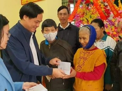 Ông Nguyễn Hữu Hán, Phó chủ tịch UBND huyện Lệ Thủy trao quà Tết "Quỹ Thiện Tâm" cho bà con nhân dân huyện Lệ Thủy.