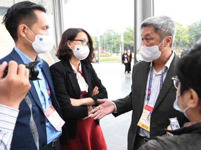 Ông Nguyễn Trường Sơn, Thứ trưởng Bộ Y tế trao đổi với báo chí bên lề Đại hội Đảng XIII