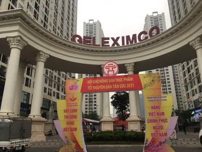 Hội chợ được tổ chức ngay giữa khu dân cư hàng chục nghìn người, trong bối cảnh dịch covid-19 đang diễn biến phức tạp.