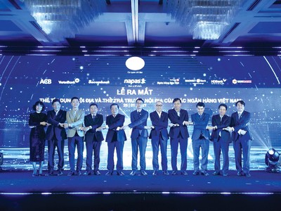 Phó thống đốc Ngân hàng Nhà nước Nguyễn Kim Anh cùng đại diện 7 ngân hàng lại lễ ra mắt 