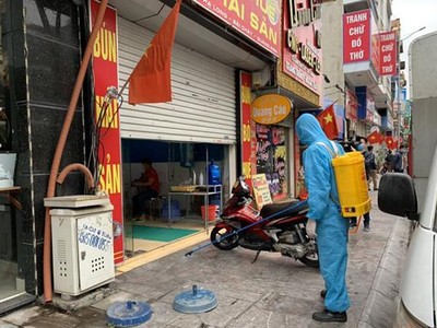 Lực lượng y tế thành phố Hạ Long tiến hành phun tiêu độc khử trùng đối với các cơ sở vẫn cố tình để khách vào ăn uống tại cửa hàng.