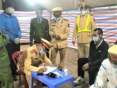 Đối tượng truy nã (mặc áo đen) bị lực lượng Cảnh sát giao thông Công an tỉnh Hải Dương phát hiện, bắt giữ tại chốt kiểm dịch