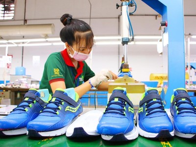 Công nhân làm việc tại nhà máy sản xuất giày xuất khẩu tại TP.HCM (Ảnh: Lê Toàn).