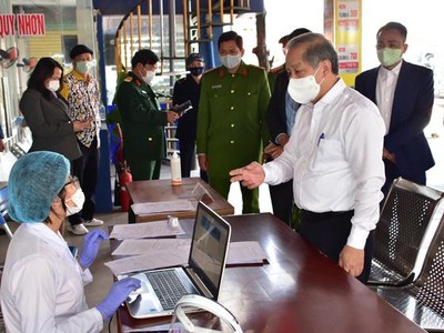 Chủ tịch UBND tỉnh Thừa Thiên Huế Phan Ngọc Thọ kiểm tra công tác phòng chống Covid-19 tại một khu cách ly.