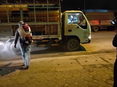 Các phương tiện vận chuyển nông sản được phun khử khuẩn khi ra, vào thành phố Chí Linh, Hải Dương. Ảnh: CTV