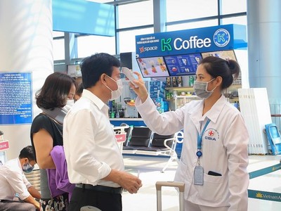 Kiểm tra đo thân nhiệt hành khách đi máy bay. Ảnh: ACV.