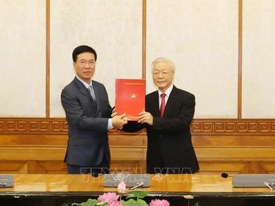 Tổng Bí thư, Chủ tịch nước Nguyễn Phú Trọng trao Quyết định và tặng hoa chúc mừng tân Thường trực Ban Bí thư Võ Văn Thưởng. Ảnh: TTXVN