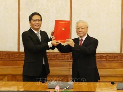 Tổng Bí thư, Chủ tịch nước Nguyễn Phú Trọng trao Quyết định và tặng hoa chúc mừng tân Trưởng ban Kinh tế Trung ương Trần Tuấn Anh (Ảnh: TTXVN)