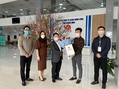 Ban Quản lý Khu kinh tế Quảng Ninh trao giấy chứng nhận cho nhà đầu tư đến từ Singapore trong chiều 5/2/2021