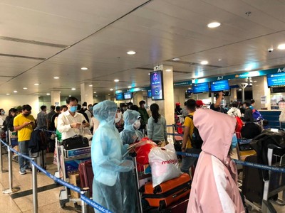 Người dân xếp hàng chờ làm thủ tục hải quan tại sân bay Tân Sơn Nhất ngày 04/02 (Ảnh minh hoạ: Hồng Phúc).