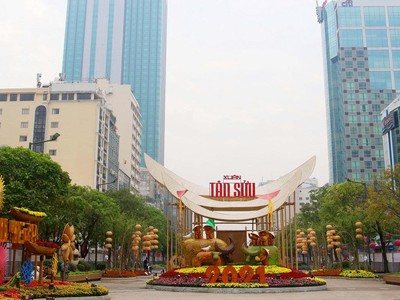 Cổng chào chính phía đường Nguyễn Huệ với gia đình trâu lắc lư theo điệu nhạc xuân.