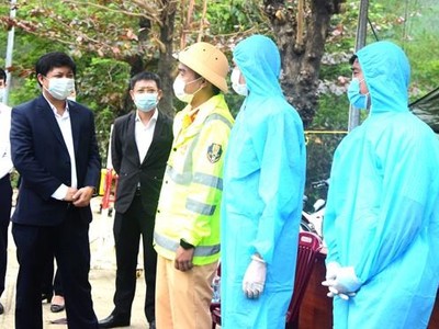 Ông Lương Nguyễn Minh Triết- Phó Bí thư Thường trực Thành uỷ Đà Nẵng (áo vest) thăm hỏi, chúc tết lực lượng tại các điểm chốt chặn phòng chống dịch Covid-19 trên địa bàn Đà Nẵng