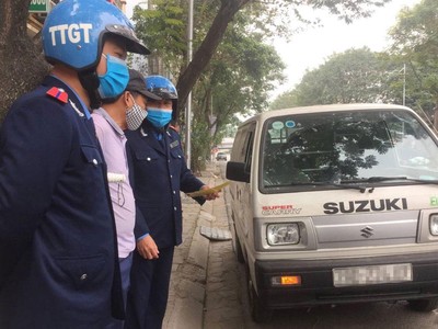 Thanh tra giao thông - vận tải (Sở Giao thông - Vận tải Hà Nội) nhắc nhở một trường hợp tài xế dừng đỗ sai quy định ở trung tâm thành phố.