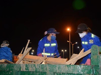 Công nhân Công ty Vệ sinh môi trường Đà Nẵng tiến hành dọn dẹp vệ sinh đêm giao thừa tại Công viên tượng đài 2/9