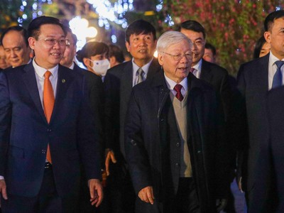 Đêm Giao thừa, Tổng Bí thư, Chủ tịch nước Nguyễn Phú Trọng chúc Tết nhân dân bên Hồ Gươm