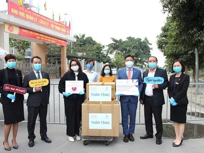 Khách sạn Pan Pacific trao quà Tết tại khu cách ly Xuân Phương 1