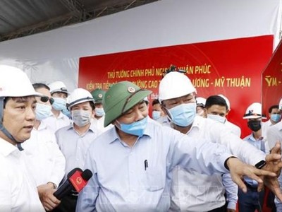 Ông Hồ Minh Hoàng (mặc áo trắng) báo cáo Thủ tướng Chính phủ Nguyễn Xuân Phúc tiến độ xây dựng đường cao tốc Trung Lương - Mỹ Thuận trong chuyến công tác thị sát Dự án vào cuối tháng 7/2020.