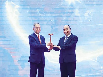 Thủ tướng Chính phủ Việt Nam Nguyễn Xuân Phúc trao búa, chuyển giao vai trò Chủ tịch ASEAN 2021 cho Đại sứ Brunei tại Việt Nam, ông Pengiran Haji Sahari bin Pengiran Haji Salleh