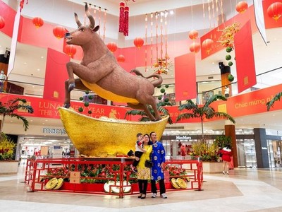 Du khách tham quan chụp ảnh tại South Coast Plaza, thành phố Costa Mesa, bang California vào ngày 11/2 (ngày 30 Tết). Nguồn ảnh: Orange County Register