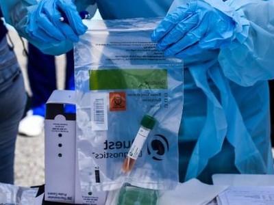 Mẫu phẩm bệnh nhân Covid-19 được bảo quản tại một phòng thí nghiệm ở thành phố biển West Palm Beach, Mỹ hồi tháng 3/2020. Ảnh: AFP