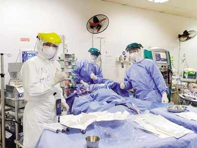 Các bác sĩ tại Bệnh viện Bệnh nhiệt đới Trung ương đang điều trị cho một bệnh nhân Covid-19