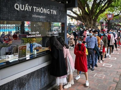 Du khách xếp hàng mua vé vào Văn Miếu - Quốc Tử Giám