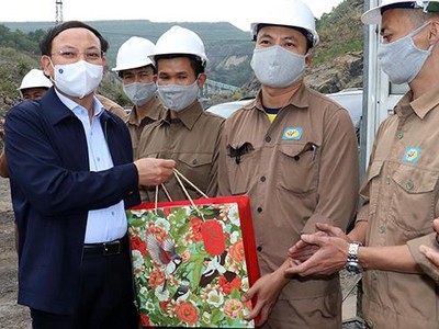 Ông Nguyễn Xuân Ký (ngoài cùng bên trái) tặng quà động viên công nhân lao động khai trường sản xuất 917.