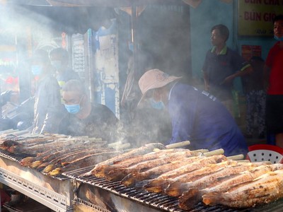 Cá lóc nướng tại cửa hàng 44 Tân Kỳ Tân Quý, quận Tân Phú (Ảnh: T. Hồng).