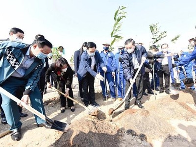 Lãnh đạo các bộ, ngành và thành phố Hà Nội cùng các đại biểu tham gia trồng cây tại nút giao đường Vành đai 3 - quốc lộ 5B. (Ảnh: Thanh Hải)