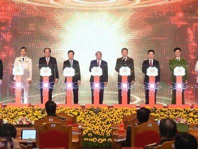 Thủ tướng cùng các đại biểu thực hiện nghi thức khai trương hệ thống cơ sở dữ liệu quốc gia về dân cư và hệ thống sản xuất cấp và quản lý căn cước công dân (Ảnh VGP)