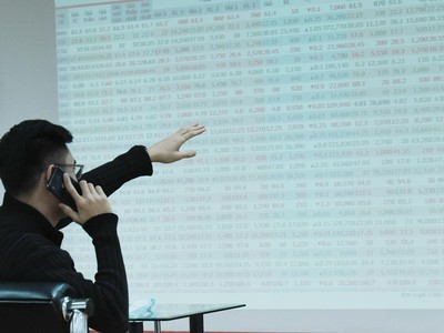 Tiền ngân hàng vẫn chảy vào chứng khoán