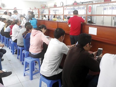 Nhà đầu tư và doanh nghiệp làm thủ tục hành chính tại TP.HCM. Ảnh: Việt Dũng