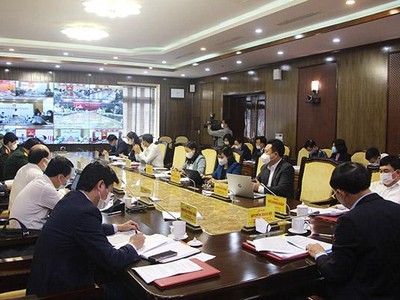 Thường trực Tỉnh ủy nghe các địa phương báo cáo qua truyền hình trực tuyến.