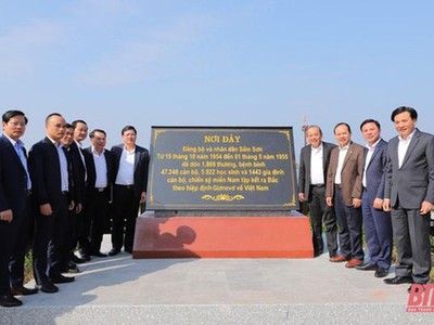 Phó Thủ tướng Trương Hòa Bình và lãnh đạo tỉnh Thanh Hóa chụp ảnh lưu niệm nơi Đảng bộ và Nhân dân Thanh hóa đón đồng bào miền Nam tập kết ra Bắc. 