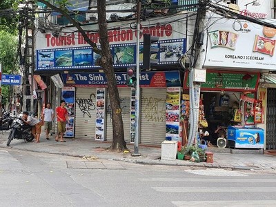 Khu phố cổ Hà Nội đìu hiu, nhiều khách sạn đóng cửa vì chưa thể đón du khách quốc tế.