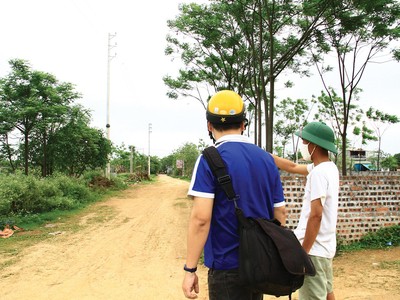 Nhà đầu tư xem đất tại Hòa Lạc. Ảnh: Thành Nguyễn